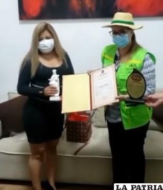Denisse Villca presidente del Concejo Municipal de Oruro, junto con la alcaldesa de Santa Cruz, Angélica Sosa /CMO
