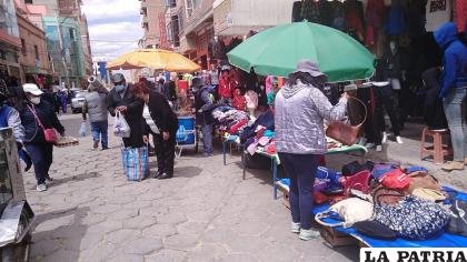 El comercio informal se apodera de las calles de Oruro /LA PATRIA