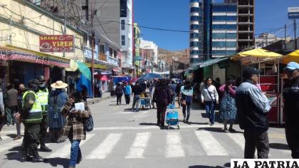 Los vendedores ambulantes se incrementaron producto de la pandemia /LA PATRIA