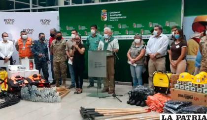 El gobernador Rubén Costas entregó algunos materiales que servirán para sofocar los incendios /erbol.comt