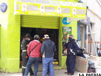 Ingresaron por la tienda de barrio que tiene acceso al cajero de Banco Sol /LA PATRIA
