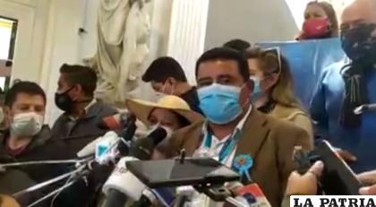 El diputado Enrique Siles en conferencia de prensa anunció su salida de UN