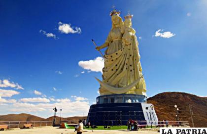 Oruro tiene diferentes espacios turísticos, entre ellos el monumento a la Virgen del Socavón  /archivo LA PATRIA