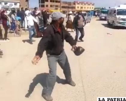Uno de los agresores con piedra en mano atentó contra la caravana de Creemos / LA PATRIA