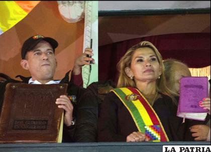 El líder de Creemos, Luis Fernando Camacho junto a Jeanine Áñez en el balcón del Palacio de Gobierno, luego de la caída de Evo Morales / LA PATRIA /Archivo