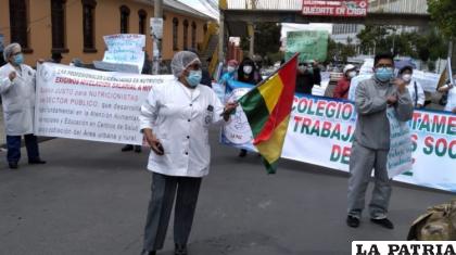 Médicos durante la protesta ayer en La Paz /ANF