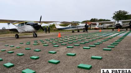 En la imagen se observa la droga y las avionetas secuestradas /FELCN
