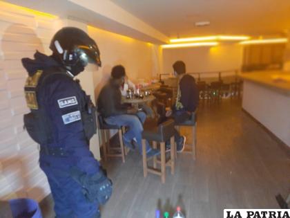 Fueron sorprendidos consumiendo bebidas alcohólicas en el local /LA PATRIA