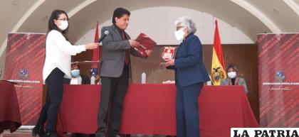 La jefe del centro de salud “Rafael Pabón”, Miriam Martínez, recibe el reconocimiento /LA PATRIA