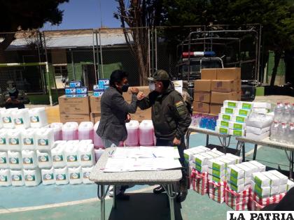La Alcaldía entregó distintos insumos de bioseguridad para la salud de los policías /LA PATRIA
