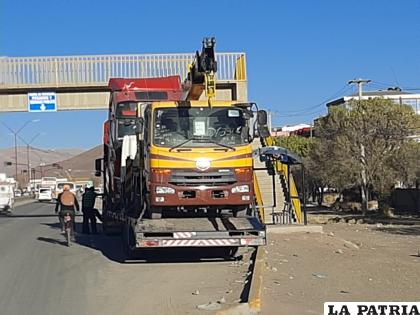 Tráiler que llevaba varios motorizados, casi impacta contra la pasarela /LA PATRIA