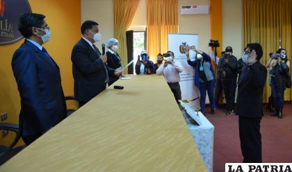 Momento del juramento al nuevo Fiscal Departamental de Oruro / Fiscalía General