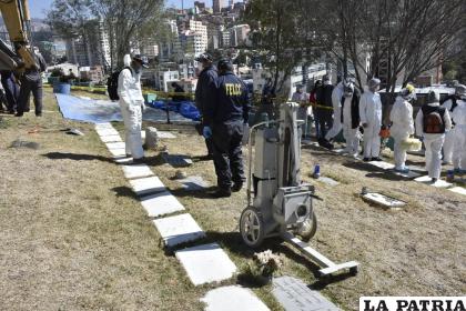 Los trabajos de exhumación comenzaron la mañana del viernes / APG