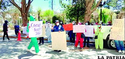 Trabajadores del Centro de Salud “Rafael Pabón”, se movilizaron en demanda del pago de sueldos /LA PATRIA