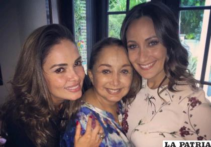 María Antonieta de la Nieves junto a sus dos hijas