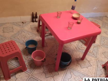Las personas bebían chicha en el local clandestino /LA PATRIA