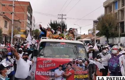 Los candidatos de Creemos fueron recibidos con algarabía en Potosí /ERBOL