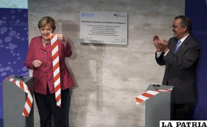 El director general de la Organización Mundial de la Salud (OMS), Tedros Adhanom Ghebreyesus y la canciller alemana, Angela Merkel durante una ceremonia de inauguración del Centro de la OMS /AP Foto /Michael Sohn, Pool