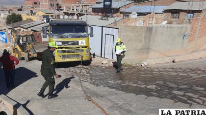 Un tractor ayuda para sacar al Volvo del domicilio /LA PATRIA