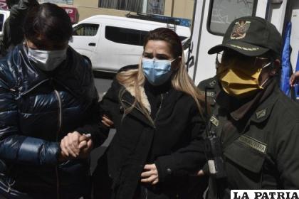 La expresidente Jeanine Áñez es trasladada a un centro médico en La Paz /ARCHIVO EFE