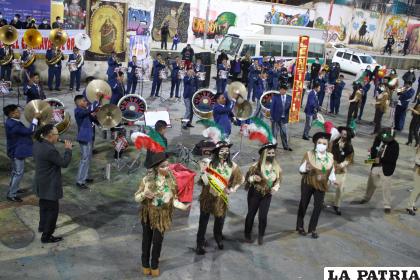 Morenada Ferrari Ghezzi junto a la Banda Súper Central /LA PATRIA
