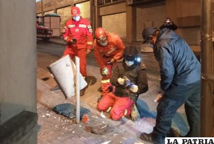 Personal de Bomberos recolecta indicios para determinar el tipo de explosivo utilizado en el atentado /G. JALLASI