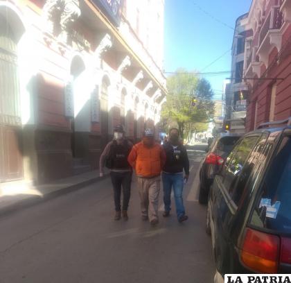 El sindicado siendo trasladado a dependencias del Ministerio Público /LA PATRIA