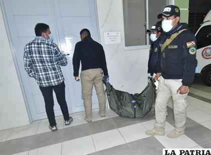 Los restos son llevados a la morgue del hospital de Clínicas /APG