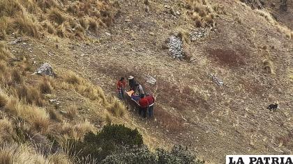 Comunitarios evacúan a un herido desde el siniestro vial /APG