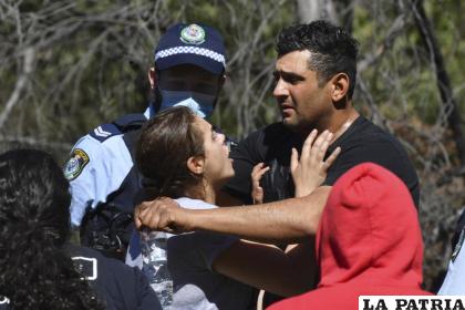 Anthony Elfalak, a la derecha, y su esposa Kelly, se abrazan al conocer la noticia de que su hijo AJ fue localizado con vida /Dean Lewins /AAP Image via AP