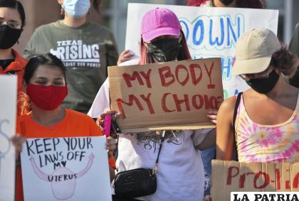 Defensoras del derecho a abortar protestan en la ciudad de Edinburg, Texas /Joel Martinez /The Monitor vía AP