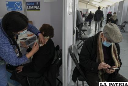 Hasta ahora solo adultos fueron inmunizados, pero ya se aprobó la inoculación a niños /AP Foto /Esteban Félix