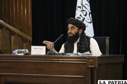 El portavoz del Talibán, Zabihullah Mujahid, habla durante una conferencia de prensa en Kabul /AP Foto /Muhammad Farooq