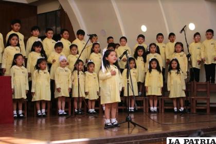 Niños cantaron y recitaron poemas de Óscar Alfaro  /LA PATRIA