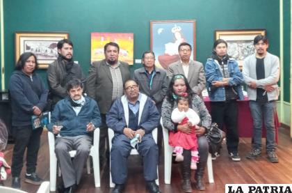 Exalumnos e invitados en la inauguración de la exposición Azul y Oro /Betzabé Uscamaita