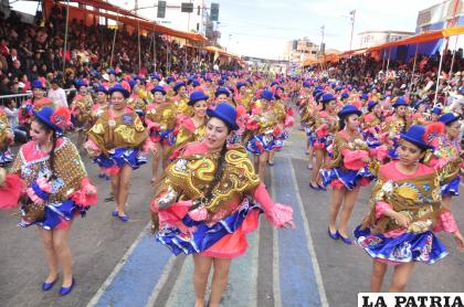 Cholitas bailando con fe y devoción /LA PATRIA