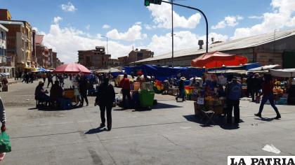 Los ambulantes del mercado Kantuta obstaculizan el paso de vehículos y peatones /LA PATRIA