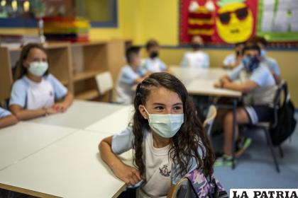 Alumnos con mascarilla para reducir la propagación del coronavirus / AP Foto /Manu Fernández