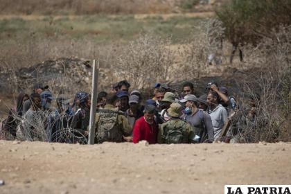 Tropas israelíes realizan inspecciones de seguridad a trabajadores palestinos 
/AP Foto /Nasser Nasser