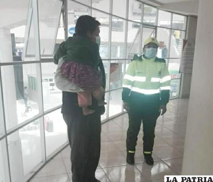 Personal de Tránsito rescató a la niña de 2 años /LA PATRIA