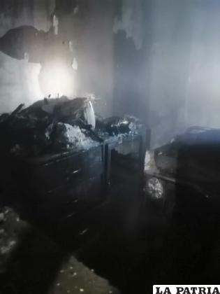 Los muebles del interior de la habitación consumida por el fuego /Bomberos