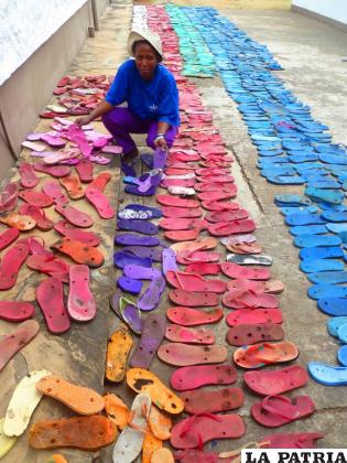 Se recolectan miles de chanclas al año de las playas de Kenia /OCEAN SOLE