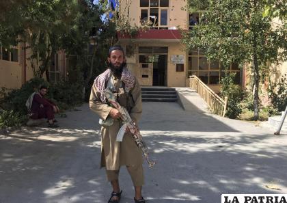 Un soldado talibán posa para una fotografía en la provincia de Panjshir /AP Foto /Mohammad Asif Khan