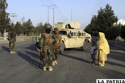 Milicianos del Talibán montan guardia en un retén cerca de la entrada al Aeropuerto Internacional Hamid Katzai en Kabul /AP Foto /Wali Sabawoon