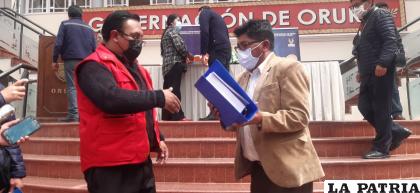 El representante de Fedbampo recibe una carpeta con los seguros de sus afiliados 
/LA PATRIA