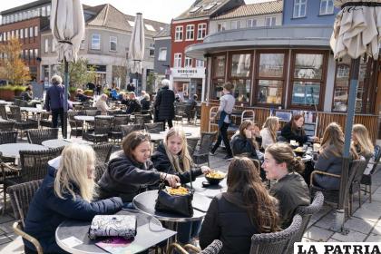Comensales afuera de un restaurante para servicio al aire libre en Roskilde, Dinamarca, mientras reabran cafés y bares /(Claus Bech /Ritzau Scanpix via AP, Archivo)