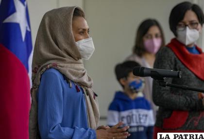 Zainab Momeny, quien era profesora universitaria en Afganistán, habla durante una conferencia de prensa 
/AP Foto /Esteban Félix