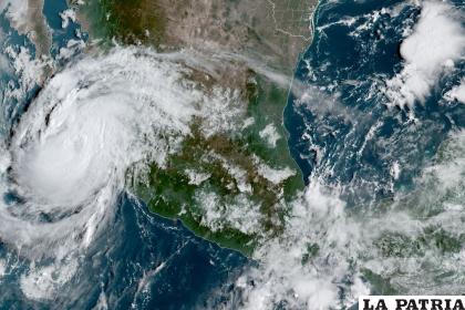 Imagen de satélite facilitada por la Oficina Nacional de Administración Oceánica y Atmosférica de Estados Unidos en la que aparece el huracán Olaf /NOAA /NESDIS /STAR GOES vía AP
