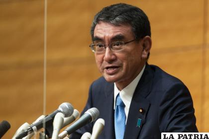 Taro Kono, ministro japonés a cargo de las vacunaciones /(AP Foto /Hiro Komae)