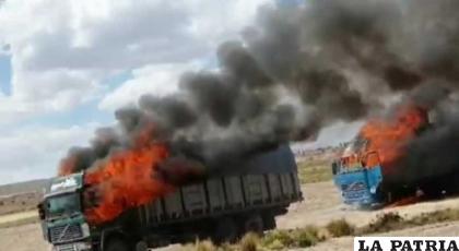 Camiones incinerados por el CEO en La Paz / Foto captura Red Uno
